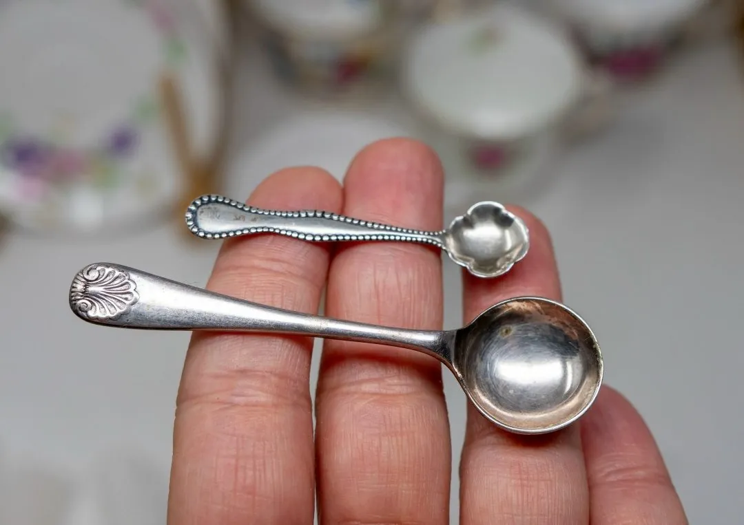 Серебряные ложечка для табака (вверху) и для соли
